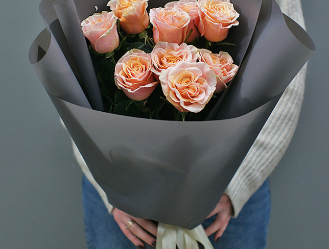 Букет из пионовидных роз в серой бумаге Фото